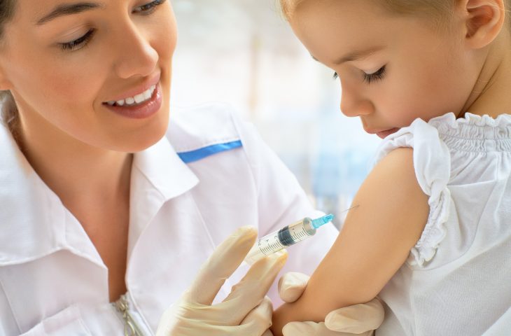 professionnel-sante-medecin-enfant-vaccination