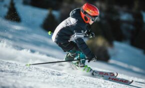 Un enfant fait du ski