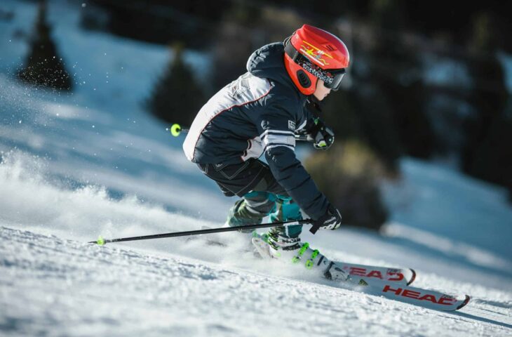 Un enfant fait du ski