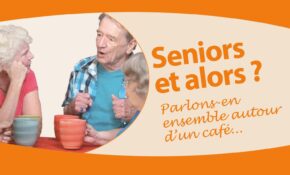 Deux personnes âgées discutent autour d'un café