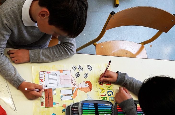 Enfants de CM2 de la classe de Saint-Seurin en train de dessiner leur affiche pour le concours Changez d'air