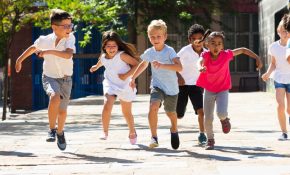 Enfants en train de courirourir dans une cour d'école