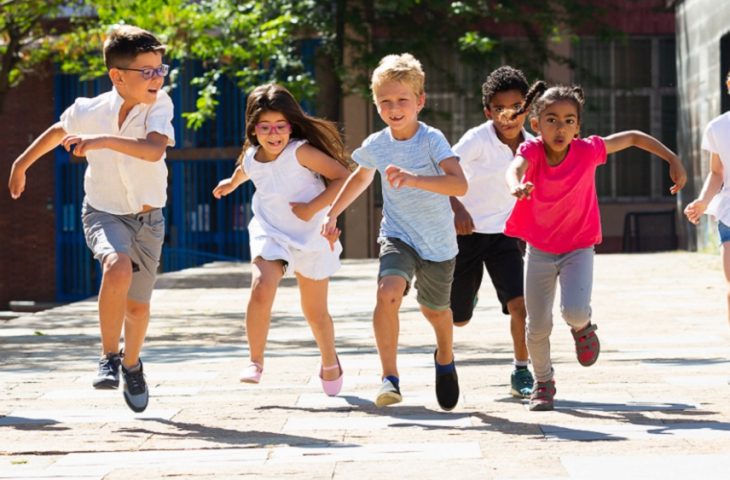 Enfants en train de courirourir dans une cour d'école