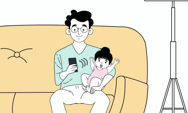 Un papa est installé dans un canapé avec sa fille dans les bras. Il tient dans une main, un téléphone portable qui émet des ondes en direction de l'enfant.