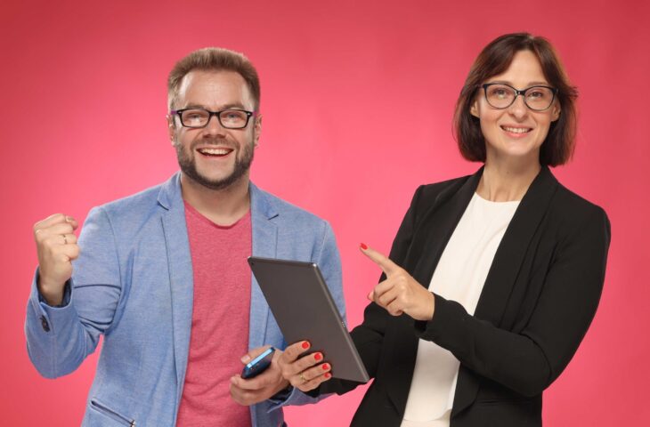 Un homme et une femme, heureux, au travail