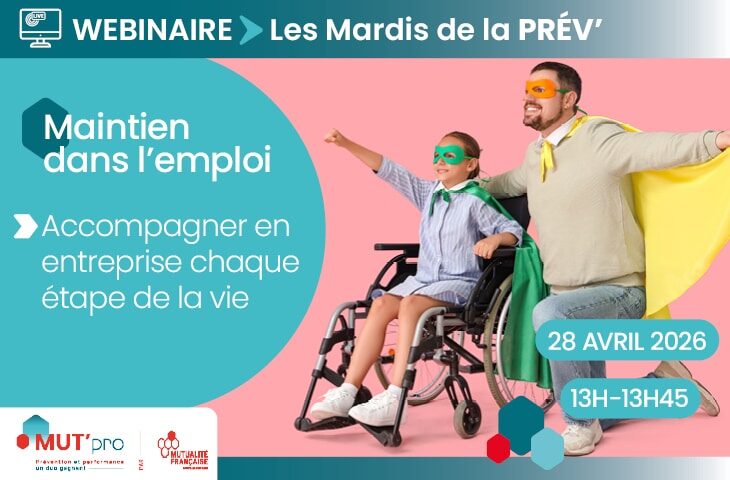 Un papa habillé d'une cape et d'un masque de super-héros accompagne sa fille en fauteuil roulant