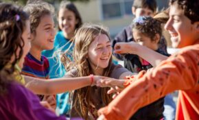 Bouge tes baskets crée un environnement scolaire où l'activité physique est valorisée et intégrée naturellement dans la routine quotidienne des élèves.