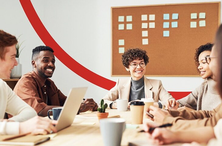 Collaborateurs en réunion, symbole de la prévention et du bien-être au travail.