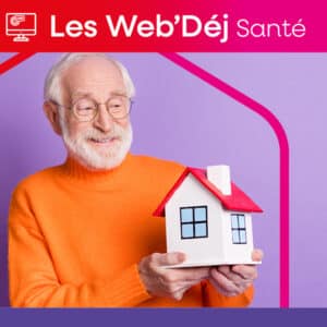 Un homme de plus de 50 ans tient une maquette de maison dans ses mains 