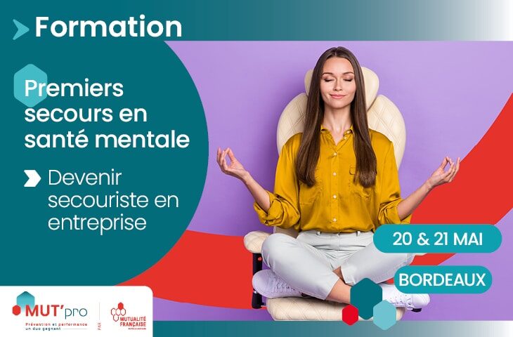 Une jeune femme est assise en tailleur et en position de yoga sur un fauteuil de bureau. Elle a les yeux fermés, le sourire aux lèvres et semble détendue.
